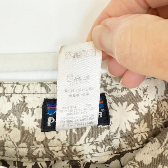 Patagonia Men's Wavefarer Board Shorts Tan Cream Floral Size 33 Swim Beach Pool - Picture 9 of 12